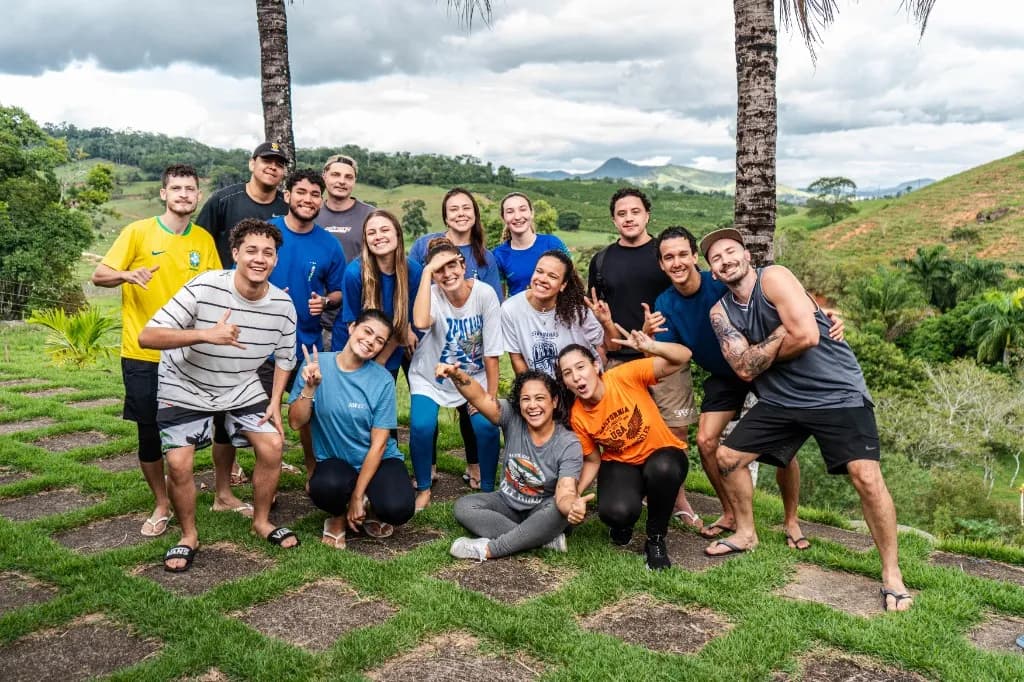 Grupo de amigos reunidos em um G.A.