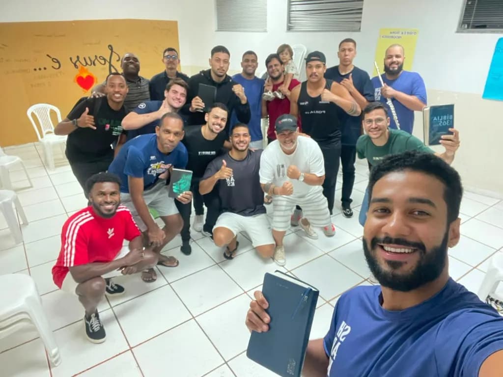 Amigos conversando e rindo